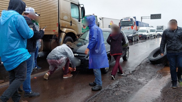 Motorista tenta furar bloqueio e atinge manifestantes