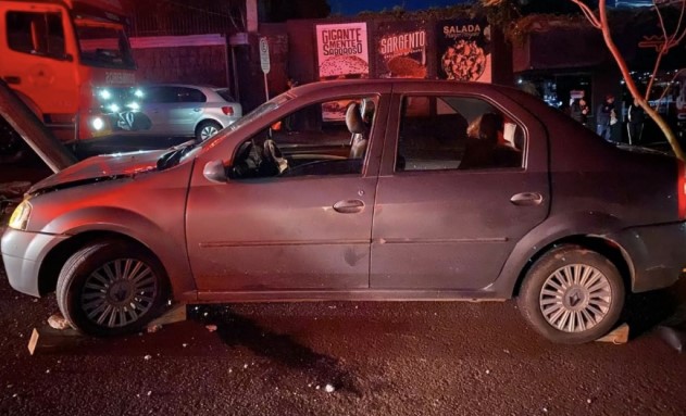 Motorista avança contra policial, foge de abordagem e bate em poste