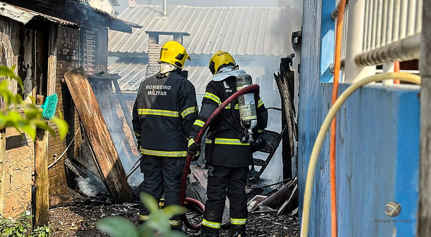 Bombeiros controlam incêndio e salvam casa de idosa