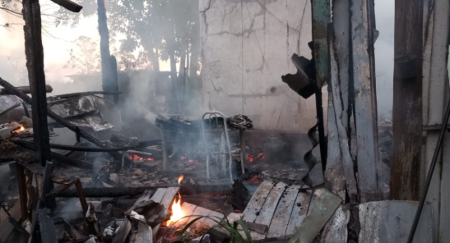 Casa é destruída por incêndio na madrugada deste domingo
