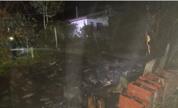 Galpão é destruído por incêndio e bombeiros evitam que chamas atingissem casa