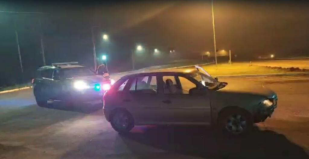 Idoso derruba portão de residências e é preso com carro roubado após 28 km de fuga em SC