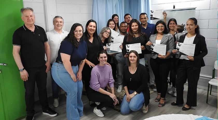 Assistência capacita imigrantes em curso de Auxiliar Administrativo