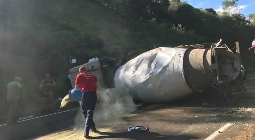 Homem fica ferido após capotamento de caminhão em Chapecó