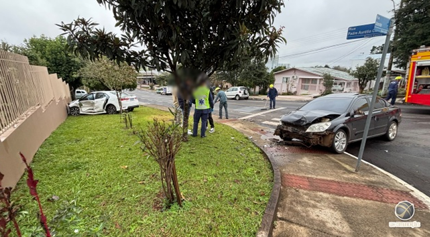 Acidente em rotatória no centro deixa um ferido