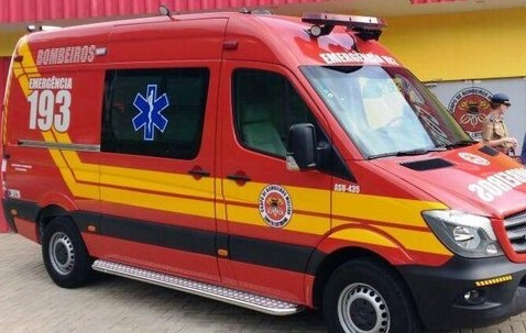 Homem sofre queda de quatro metros
