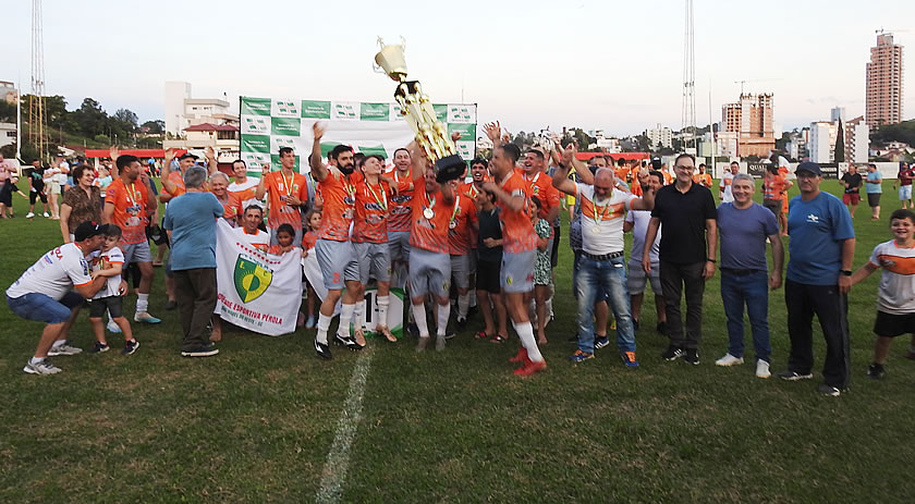 Equipes do E. C. Pérola conquistam campeonato nas categorias aspirante e principal