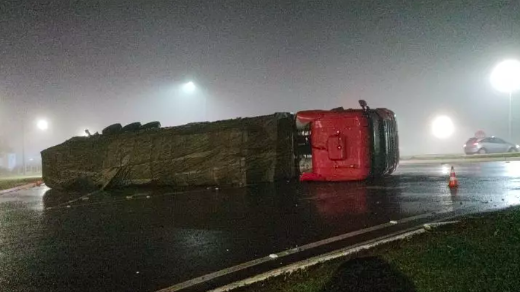 Em 2h, caminhões se envolvem em acidentes na BR-282 e motoristas ficam feridos em SC