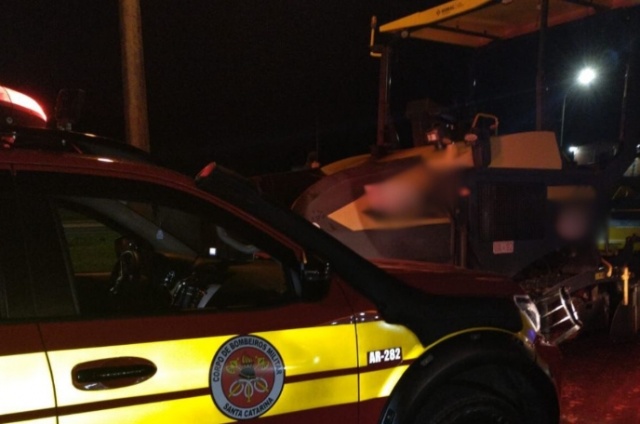 Trabalhador cai em máquina de asfalto, sofre amputações e morre preso em equipamento