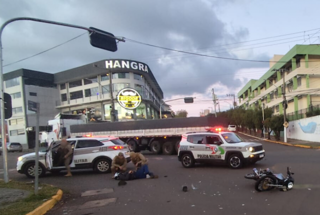Menor de idade é flagrado pilotando motocicleta