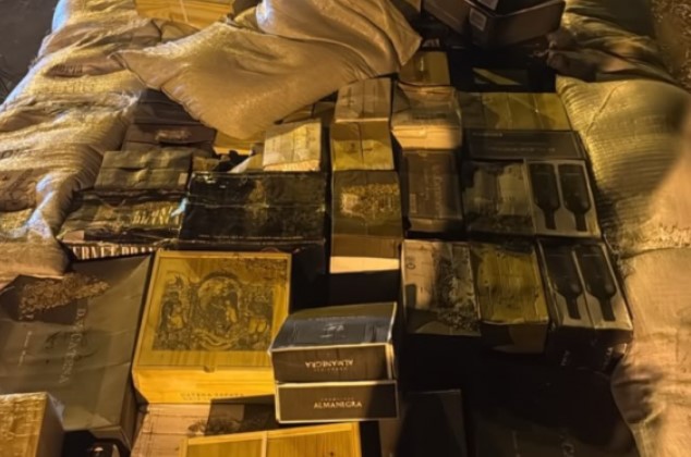 Fiscalização apreende 5,5 mil garrafas de vinho argentino escondidas em carga de aveia na SC-155
