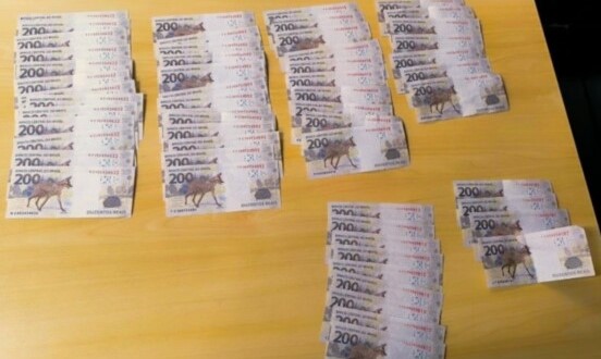 Mulheres são presas por porte e distribuição de moeda falsa em SC