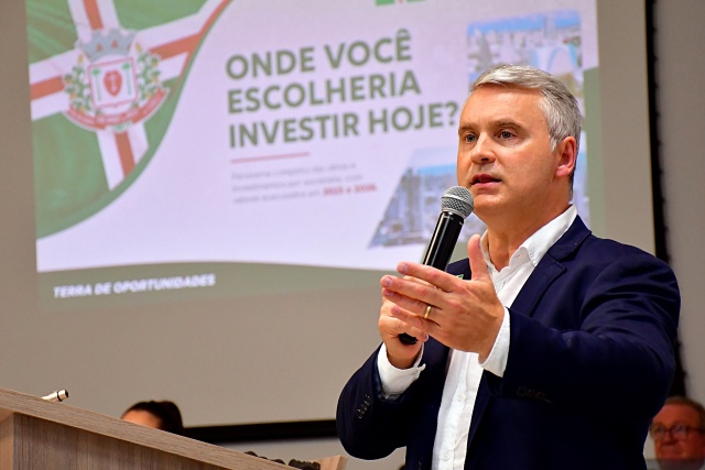 Prefeito Edenilson Zanardi apresenta balanço de gestão, responde a vereadores e entrega projetos à Câmara