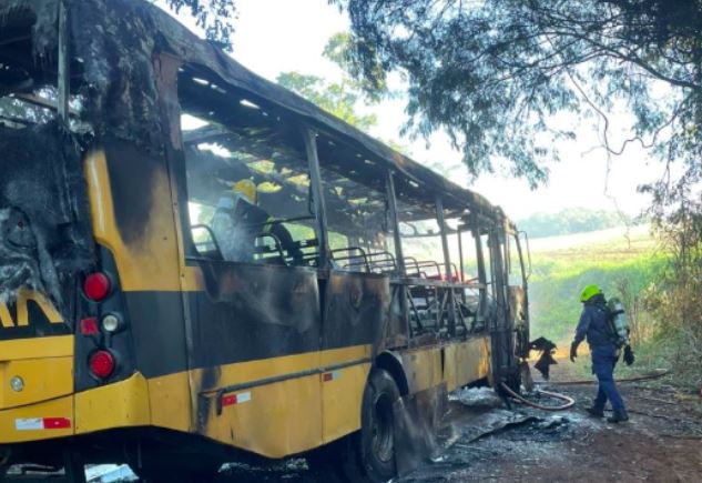 Ônibus escolar fica destruído ao pegar fogo no Extremo-Oeste