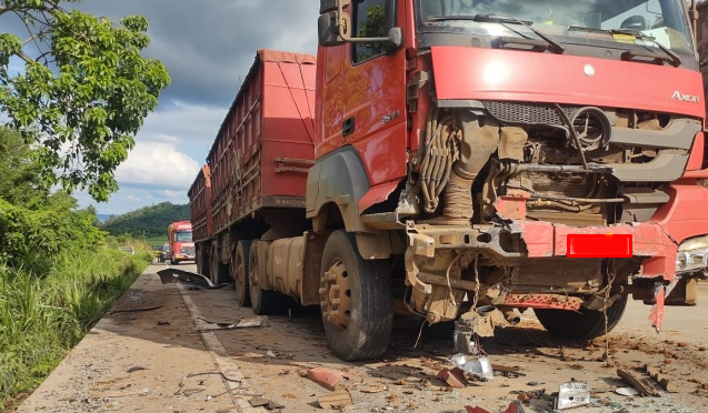 Motorista fica ferido após colisão frontal entre carro e caminhão na BR-163