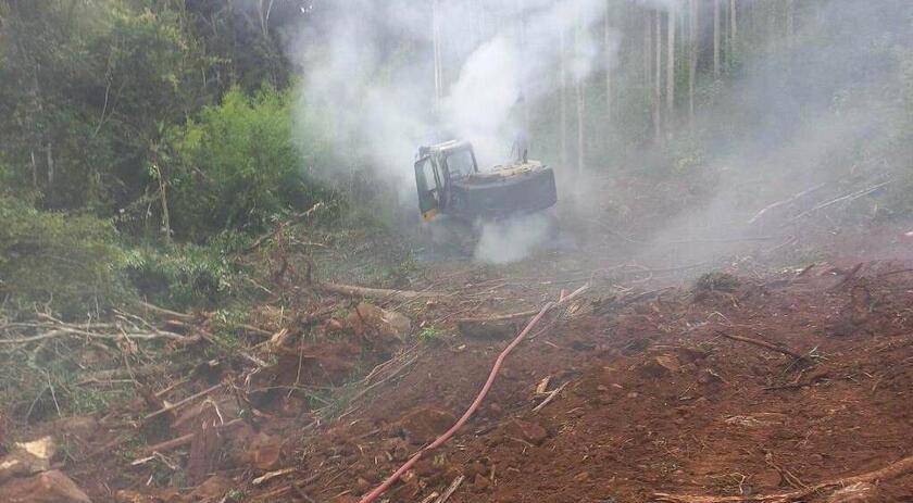 Escavadeira hidráulica é atingida por incêndio em Guatambu