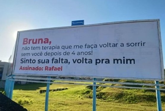Homem manda recado para amada com outdoor em SC: ‘não tem terapia que me faça voltar a sorrir’