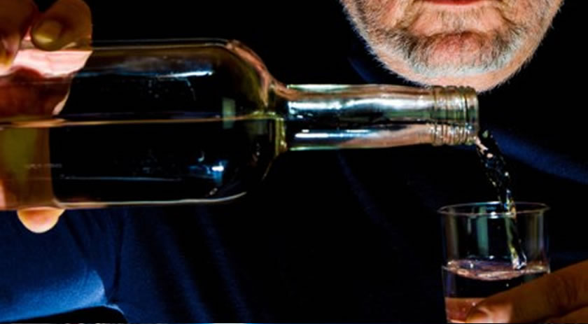 Idoso alcoolizado ameaça esposa e filha adolescente após quebrar móveis em casa