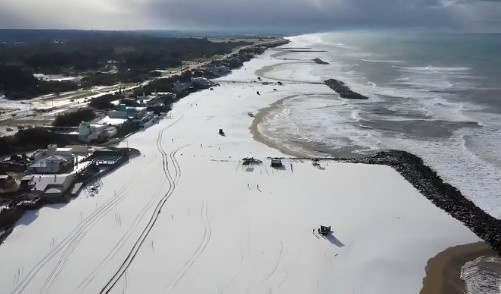 ‘Praia de neve’ surpreende a Argentina após 34 anos do último fenômeno
