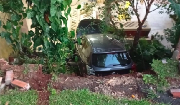 Carro sai da pista e cai em ribanceira, deixando quatro idosas feridas