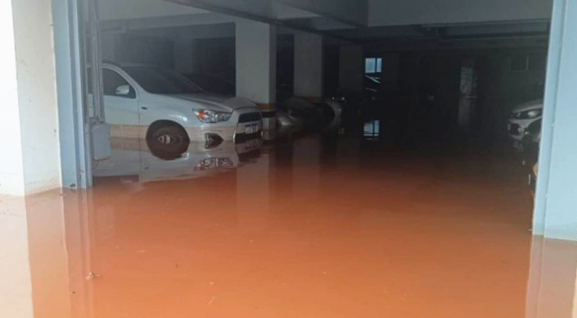 Rompimento de adutoras deixa 60% de Chapecó sem água e alaga garagem de prédio
