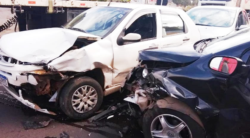 Acidente envolve três veículos e deixa dois feridos na BR-282