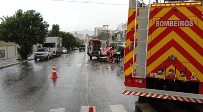 Motociclista ferido em colisão com carro