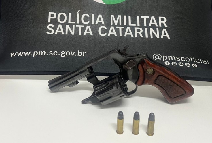 Homem é preso com arma depois de agredir e ameaçar mulher