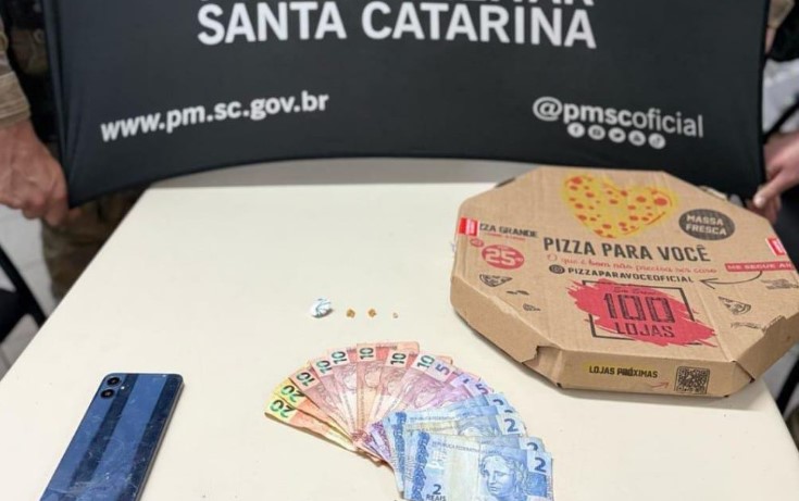Mulher é presa após trocar drogas por pizza no Oeste