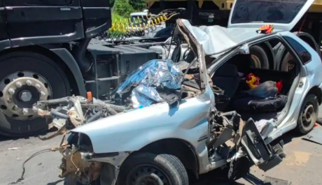 Dois homens morrem em colisão entre carro e carreta na BR-470 em SC