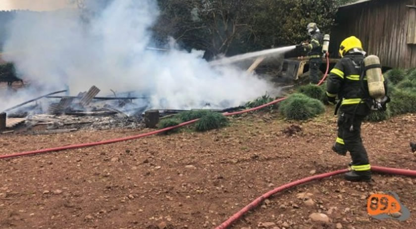 Incêndio destrói galpão de madeira no interior