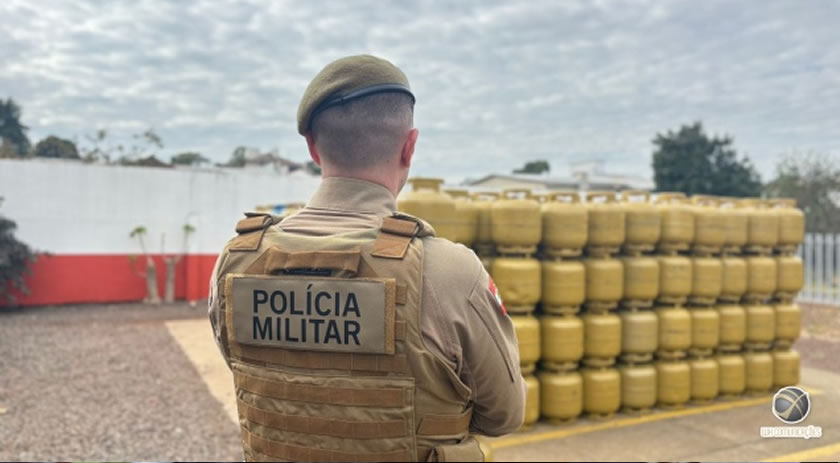 Dupla volta realizar furto de botijões de gás em distribuidora, porém são flagrados e presos