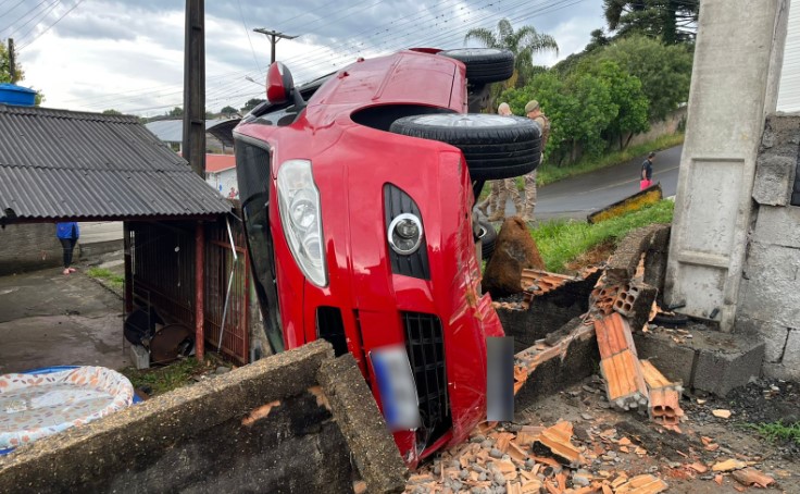 Mulher fica ferida após bater carro em muro no Meio-Oeste