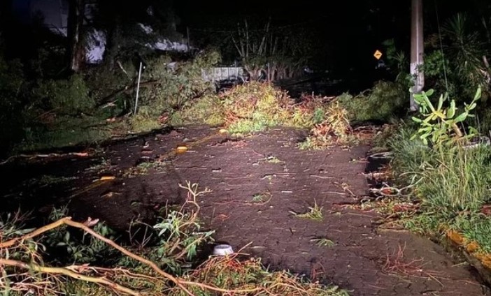 Com vento de até 140 km/h, tempestade deixa mais de um milhão de clientes sem energia elétrica no RS