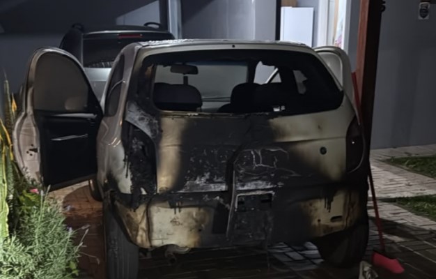 PM flagra princípio de incêndio em carro durante a madrugada e suspeita de ação criminosa