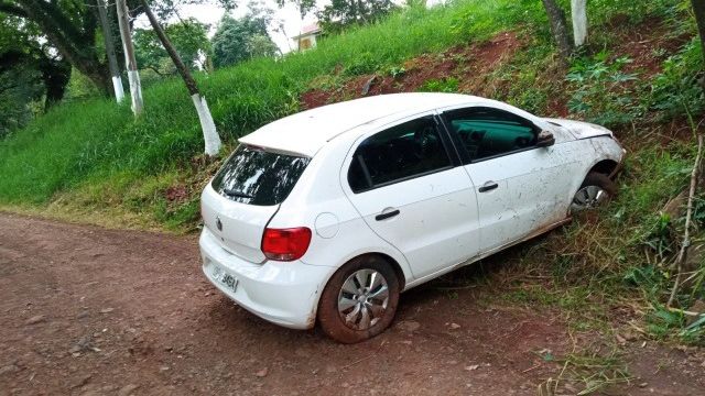 Jovem fica ferida em saída de pista seguida de queda em ribanceira