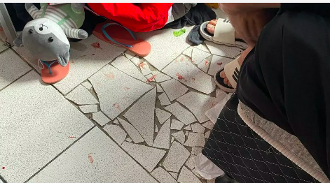 Mulher sai com homem casado, acorda sendo agredida pela a esposa do homem e pula de janela