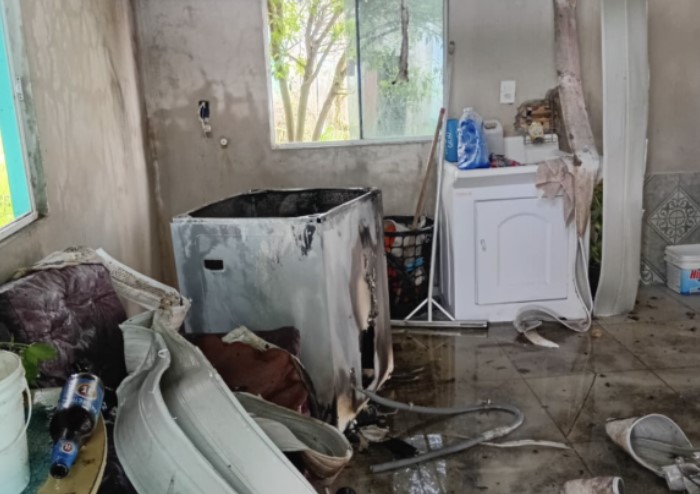 Incêndio atinge residência deixa danos na área de serviço