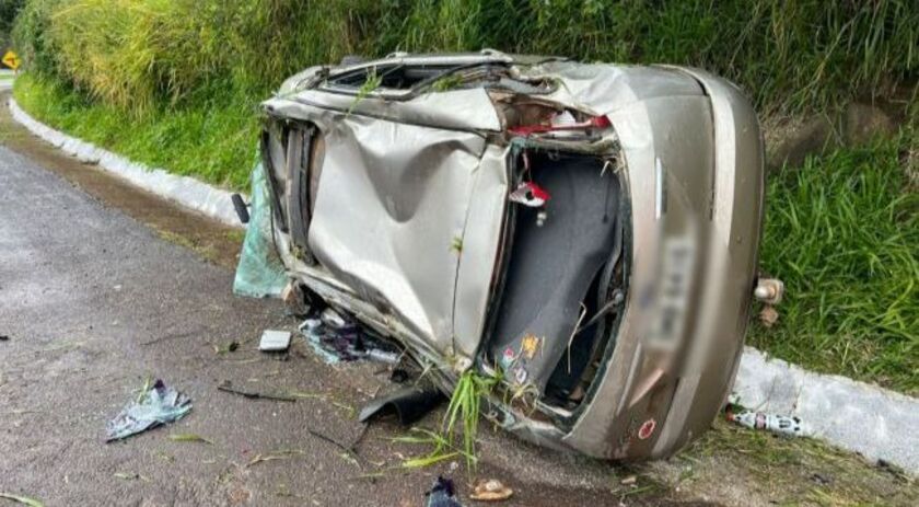 Veículo sai da pista e capota na BR 282, entre São Miguel do Oeste e Paraíso