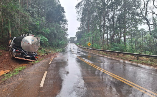 Após falha mecânica, caminhão sai da pista e colide em árvore na SC-157