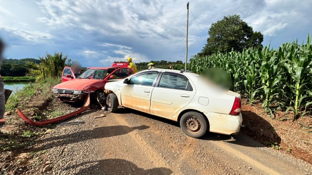 Mulher fica ferida em colisão frontal entre carros no interior