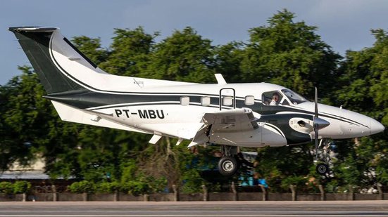 Avião que saiu de Santa Catarina cai no interior de São Paulo e deixa 5 mortos