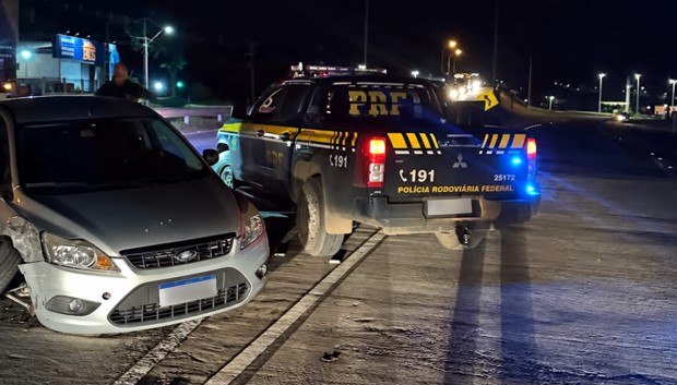 Carro e carreta se envolvem em acidente na BR-163