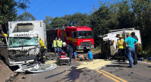 Acidente entre caminhões mobiliza resgate aéreo no Oeste de SC