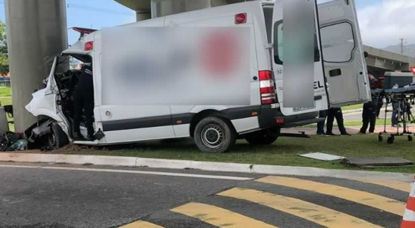 Motorista de ambulância perde a vida ao colidir veículo em elevado