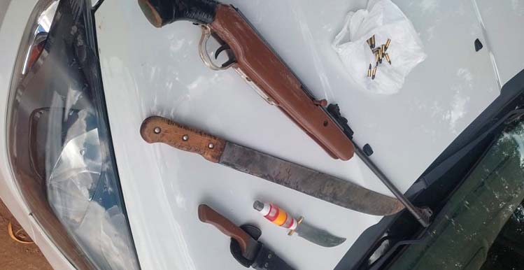 Dois homens são presos com armas de fogo e chassi do carro adulterado no Oeste de SC