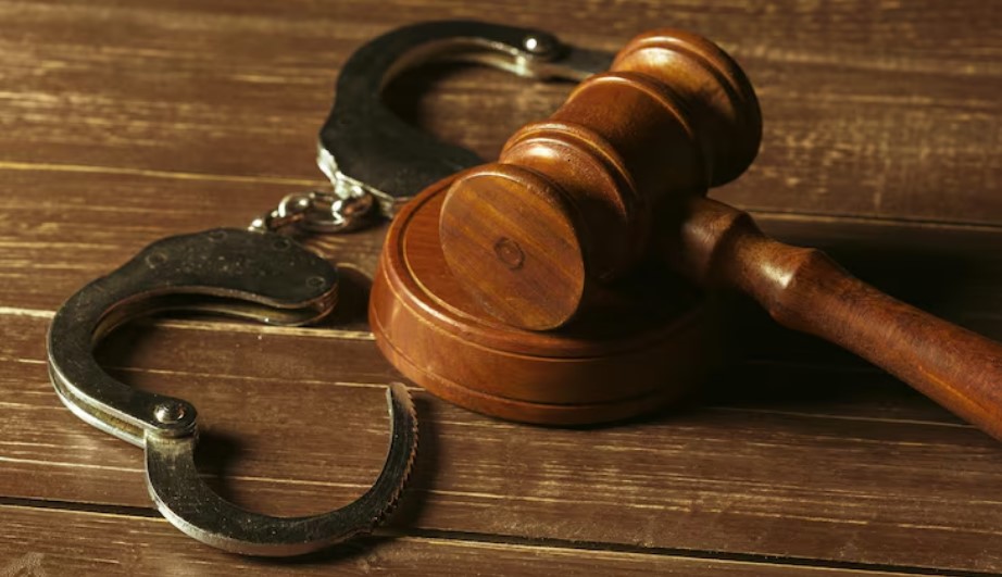 Mulher que se passou por servidora do Judiciário para enganar idosa é condenada