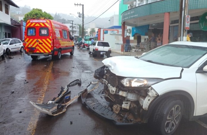 Acidente deixa motorista ferida na Rua São Jacó
