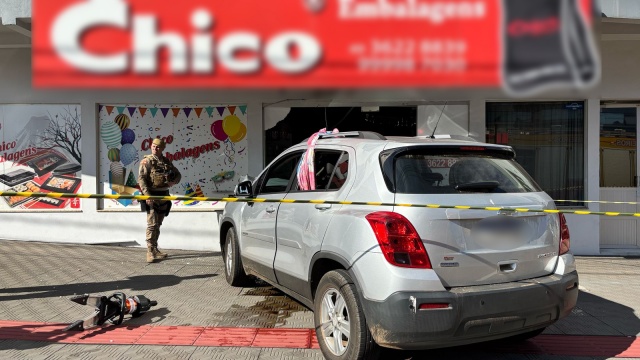 Motorista confunde pedais e carro invade empresa no centro