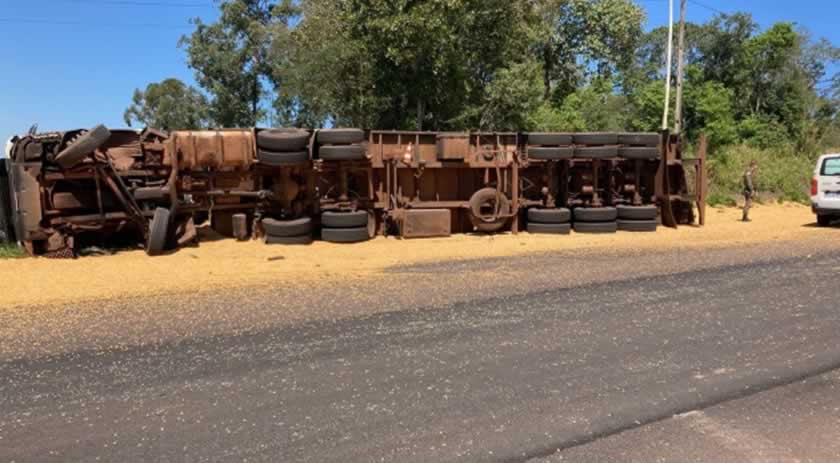 Carreta carregada com milho tomba na SC 161